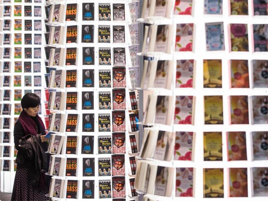 Tipps für die 68. Frankfurter Buchmesse Die ersten Besucher der Frankfurter Buchmesse blättern in den Büchern. Mehr als 7000 Aussteller aus rund 100 Ländern sind auf dem weltweit größten Branchentreff präsent. Foto: Frank Rumpenhorst