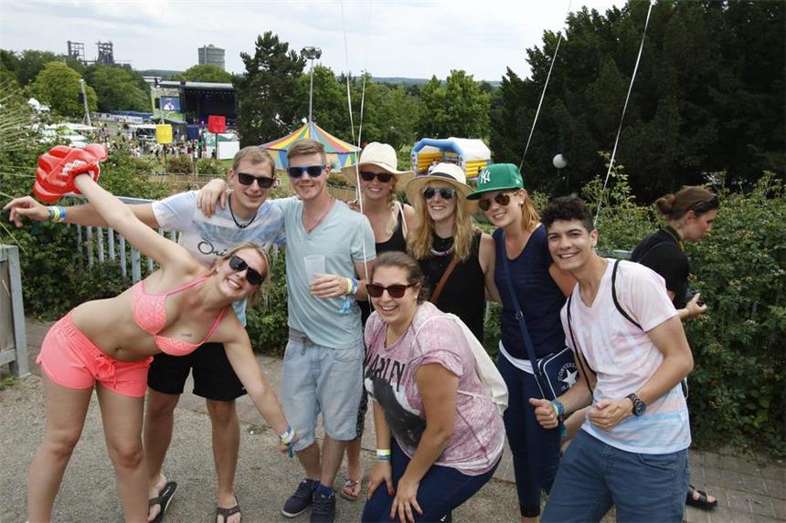 Die ersten Besucher genießen bereits die Festival-Atmosphäre im Westfalenpark. 