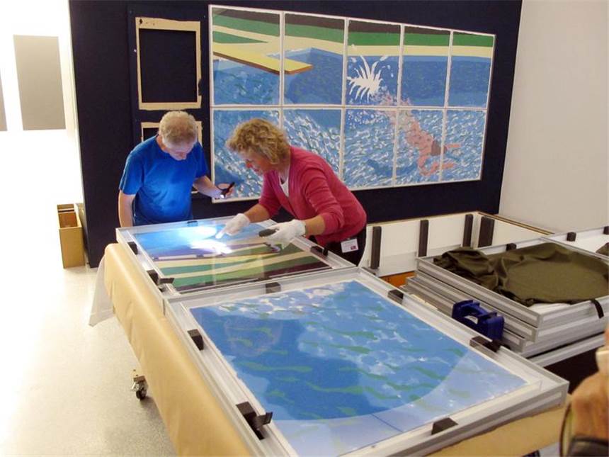 "Taucher" von David Hockney ist aus Australien eingeflogen Die ersten Bilder der Ausstellung "Das nackte Leben" sind im Landesmuseum eingetroffen. Kurier David Wise aus Australien und Restauratorin Beate Holtmann vom Landesmuseum kontrollieren, ob David Hockneys "Paper-Pool" die lange Reise aus Down Under heil überstanden hat.