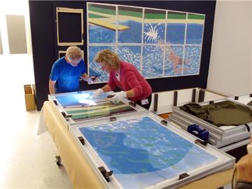 Die ersten Bilder der Ausstellung "Das nackte Leben" sind im Landesmuseum eingetroffen. Kurier David Wise aus Australien und Restauratorin Beate Holtmann vom Landesmuseum kontrollieren, ob David Hockneys "Paper-Pool" die lange Reise aus Down Under heil überstanden hat.