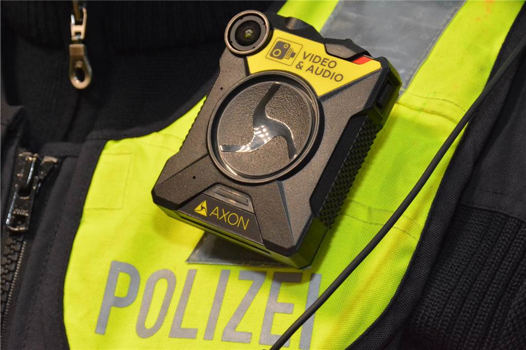Die ersten Dortmunder Polizisten sind mit Bodycams in der Stadt unterwegs.