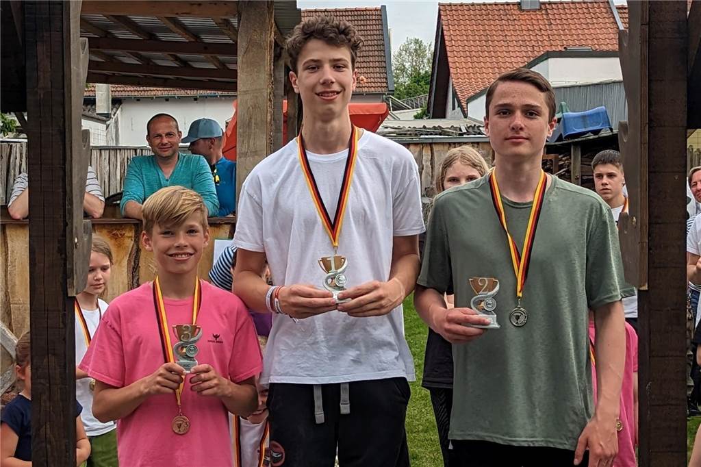 Ninja Steve lädt zum Parkour: Wettbewerb im eigenen Garten Die ersten drei der älteren Teilnehmer. (von links Nils R., Lukas Homann, Jonas Elting)