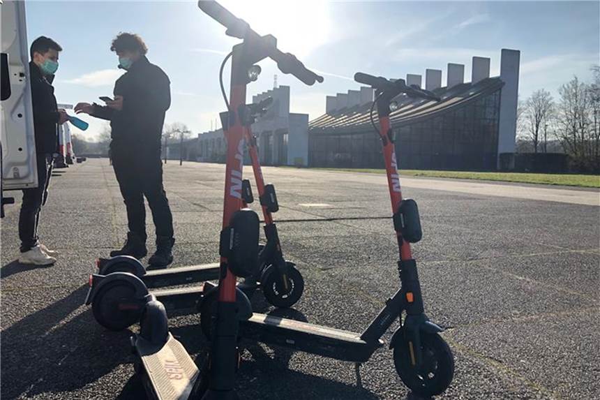 Die Videos der Woche: Scooter, Kirchenabriss, Testzentrum, Debatte und mehr Die ersten E-Scooter in Castrop-Rauxel wurden am Donnerstag ausgeliefert. Was sonst noch die Stadt in dieser Woche bewegte, lesen Sie in unserer Video-Übersicht.