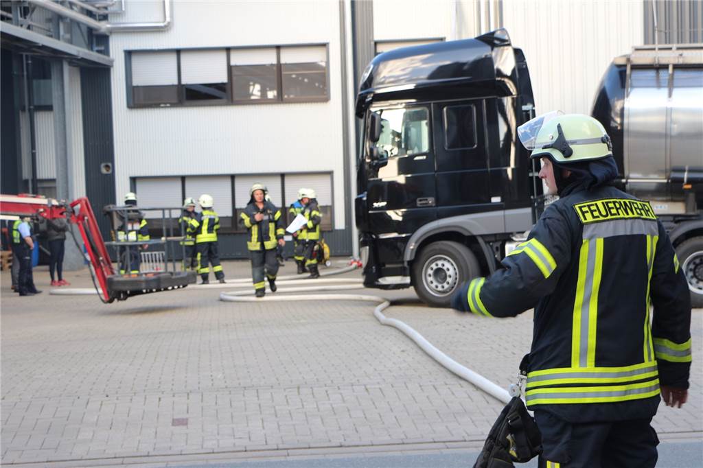 Alarm im Gewerbegebiet: Feuerwehr rückt mit beiden Zügen nach Oeding aus Die ersten Einsatzkräfte des Löschzugs Oeding hatten die Lage schnell im Griff.