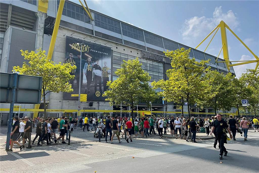 Hauptbahnhof gesperrt: Chaos bei BVB-Spiel bleibt aus – Polizei zieht Fazit Die Fans vor dem Signal Iduna Park.