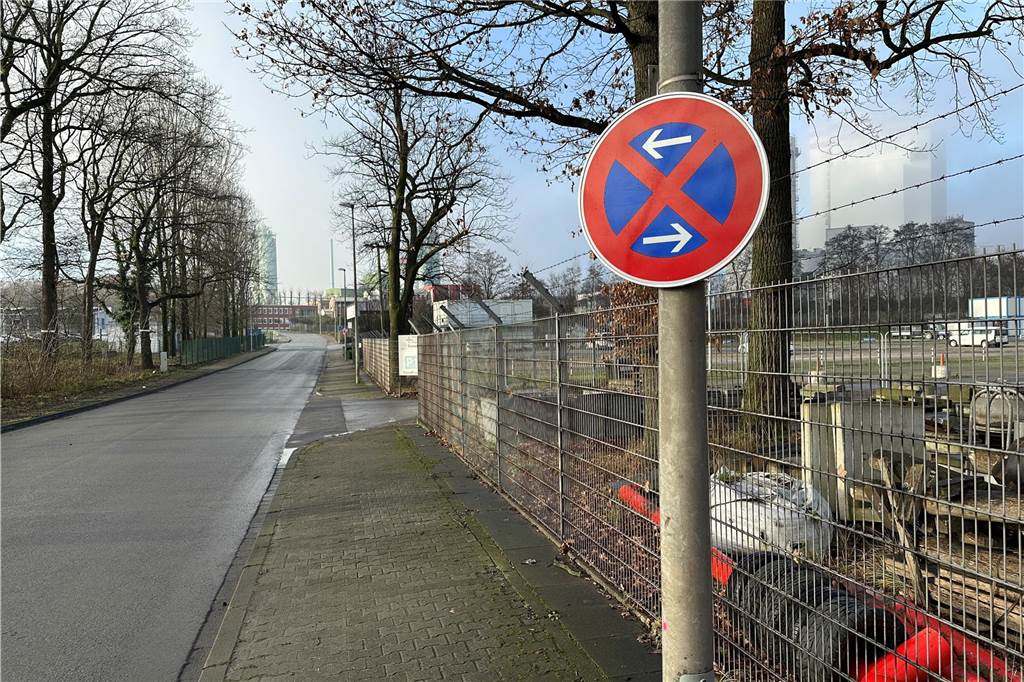 „Unerträgliche“ Park-Situation: Stadt reagiert mit Verbotsschildern Die ersten Halteverbotsschilder in der Frydagstraße in Lünen