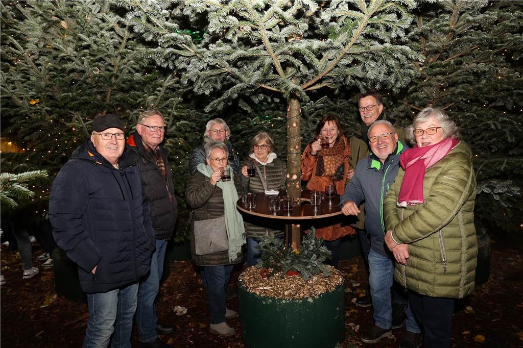 Menschen mit Heißgetränken.