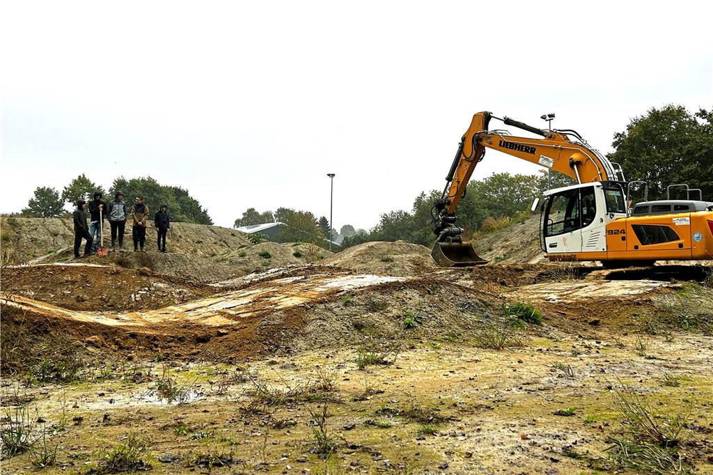 Rampen und Hügel nehmen im Bike-Park Formen an, keine Action mehr in 2023 Die ersten Hügel sind schon fertig.