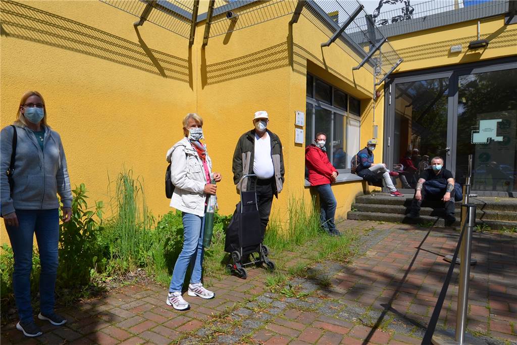 Sonder-Impfaktion: „Ich möchte einfach meine Freiheit wieder haben“ Die ersten Impfwilligen stellten sich schon um 9 Uhr vor den Seiteneingang des Heinrich-Heine-Gymnasiums.