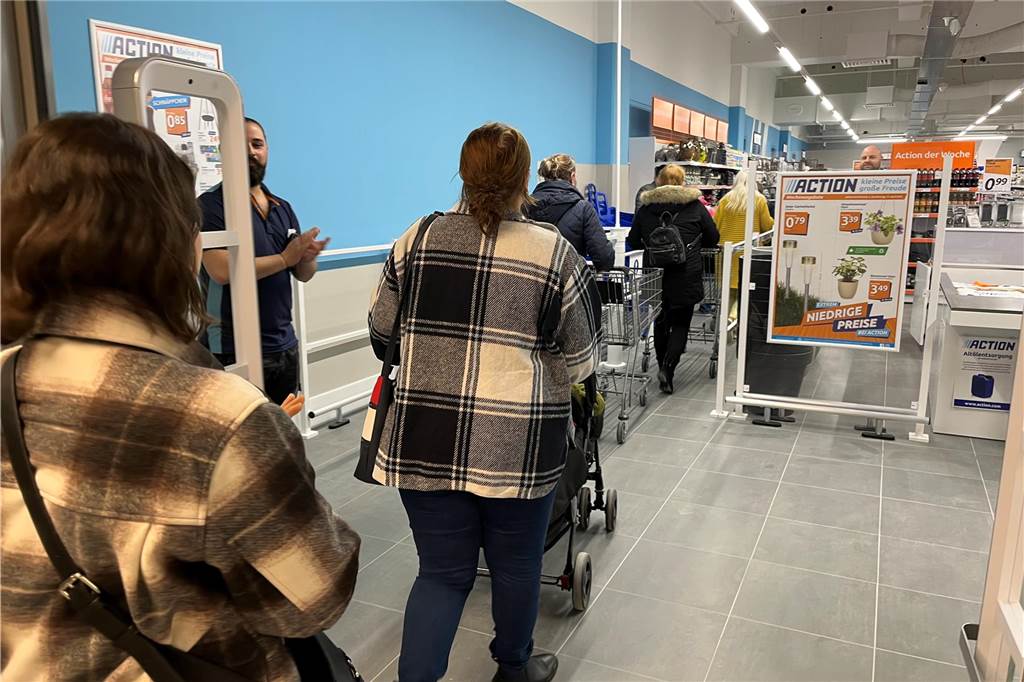 Oguzhan Pirecioglu (29) leitet die neue Action-Filiale in Dorsten Die ersten Kunden betraten pünktlich um 9 Uhr den neuen Action-Markt, begrüßt vom applaudieren Personal.