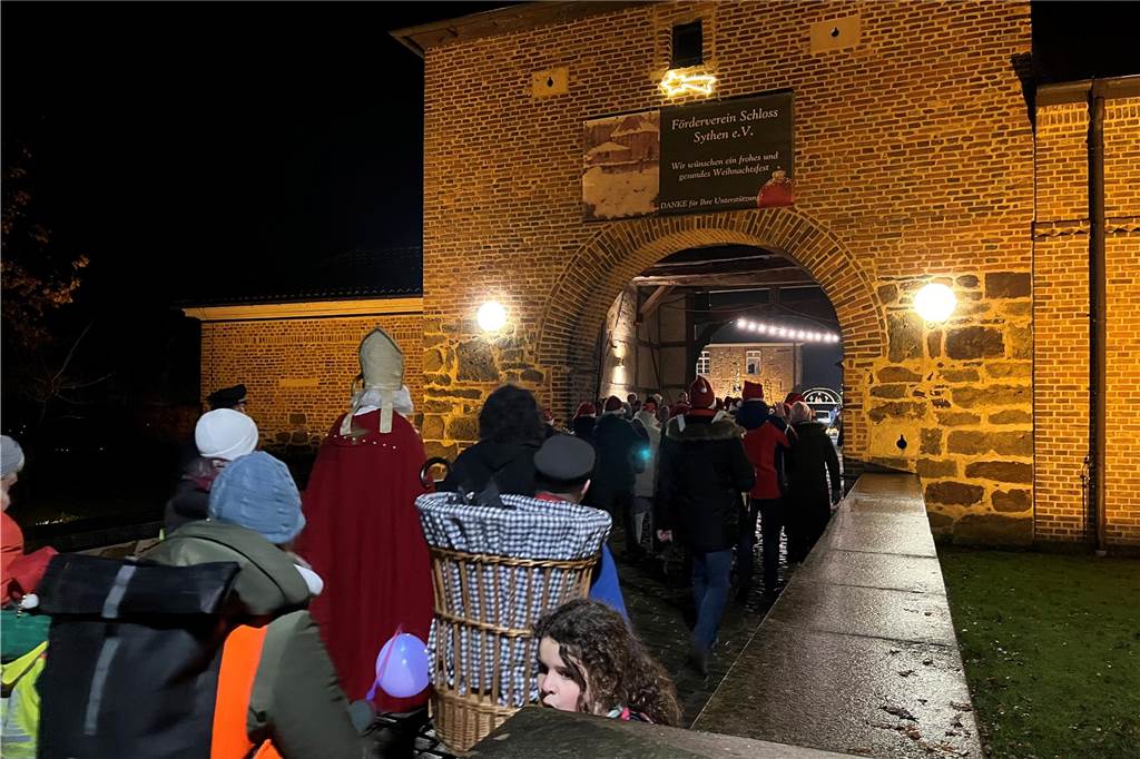Die ersten Nikolausumzüge in Haltern fanden bereits am Dienstag 5. November statt. Hier sind Bilder aus Hullern, Flaesheim und Sythen.