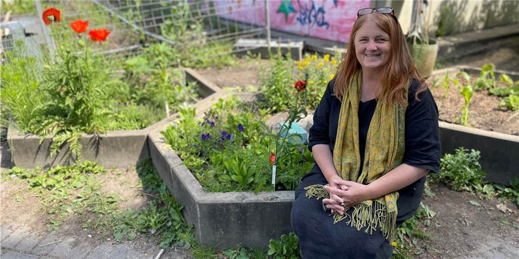 Die ersten Projekte wurden auf dem Schulgelände der Grundschule bereits umgesetzt. Schulleiterin Kirsten Laroussi zeigt die Beete mit essbaren Blumen.
