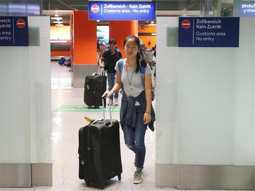 Abgeschobene Schülerin Bivsi zurück in Deutschland Die ersten Schritte auf deutschem Boden seit zwei Monaten: Bivsi Rana am Flughafen in Düsseldorf. Foto: David Young
