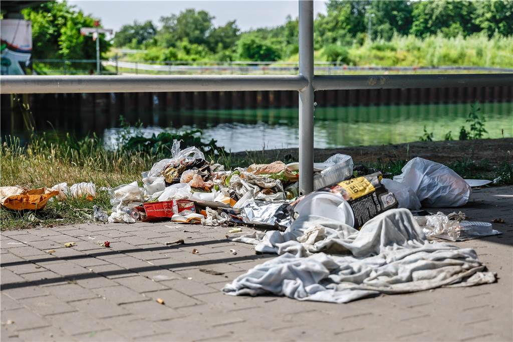 Krawall am Dortmunder Kanal: Spuck-Attacken, Müll und Wurfgeschosse Die ersten Sommer-Tage im Juni haben ihre Spuren hinterlassen: Der Müll türmt sich am Kanal.