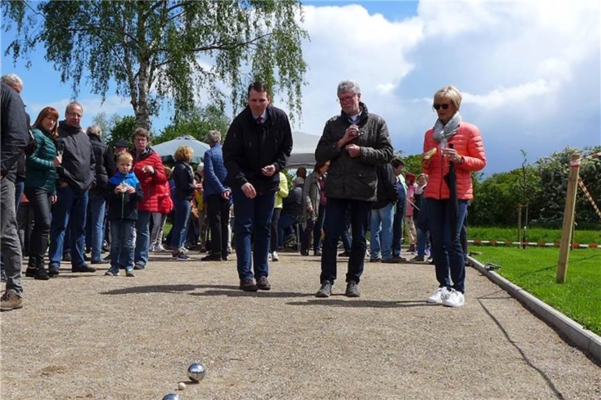 Ideenfabrik Stadtsfeld freut sich über umgestaltete Brachfläche Die ersten Stadtsfelder hatten schon Boule-Kugeln mitgebracht. Auch der Bürgermeister spielte mit.