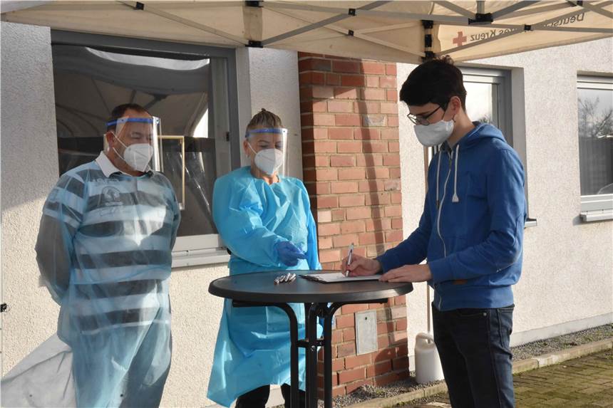 DRK im Kreis Borken bietet vor Weihnachten Corona-Schnelltests an Die ersten Tests in Borken am Rotkreuz-Zentrum an der Röntgenstraße 6 sind schon am ersten Tag sofort mit großer Resonanz angelaufen.