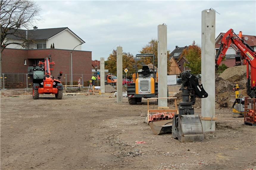 Baubeginn für Hit-Markt Ascheberg - Eröffnung wohl erst im 3. Quartal 2022 Die ersten Tragstützen für den neuen Hit-Markt stehen schon.