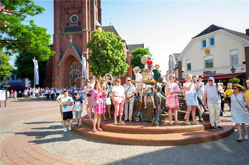 Zuschauer am Brunnen
