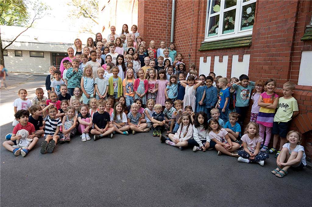 Die Erstklässlerinnen und Erstklässler der Aplerbecker-Mark-Grundschule