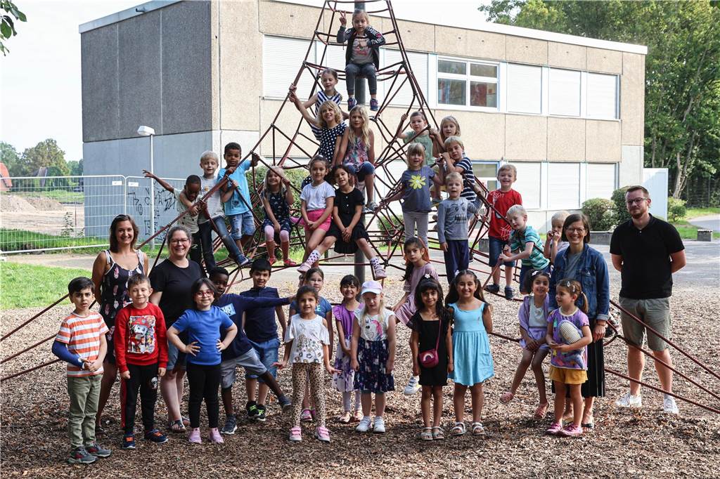 Die Erstklässlerinnen und Erstklässler der Bachschule