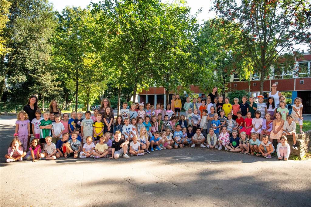 Die Erstklässlerinnen und Erstklässler der Erich Kästner-Grundschule