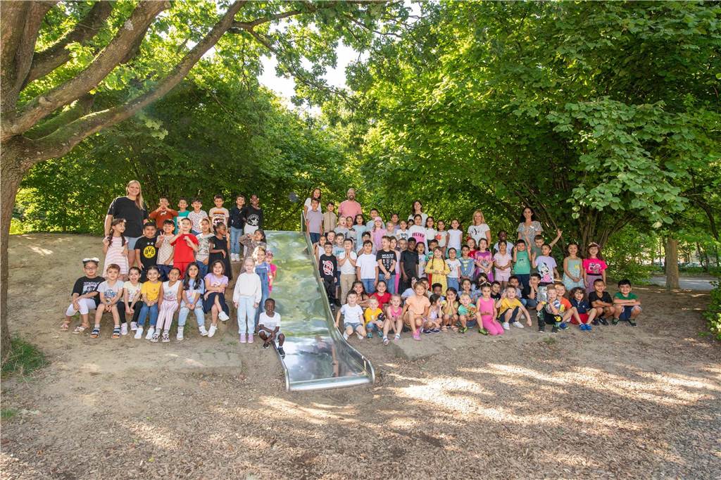 Die Erstklässlerinnen und Erstklässler der Kautsky-Grundschule