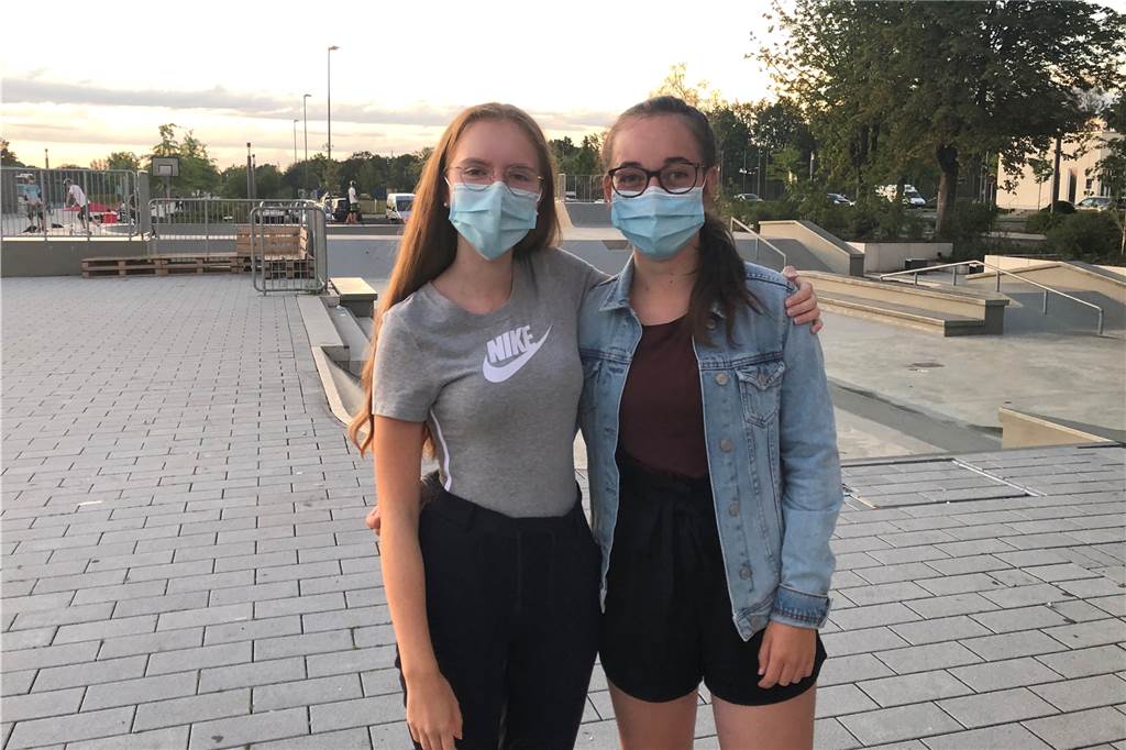 Die Erstwählerinnen Eva Meyerer (links) und Imke Klaes (rechts) nutzen die Veranstaltung um sich ein besseres Bild von den Bürgermeisterkandidaten machen zu können.