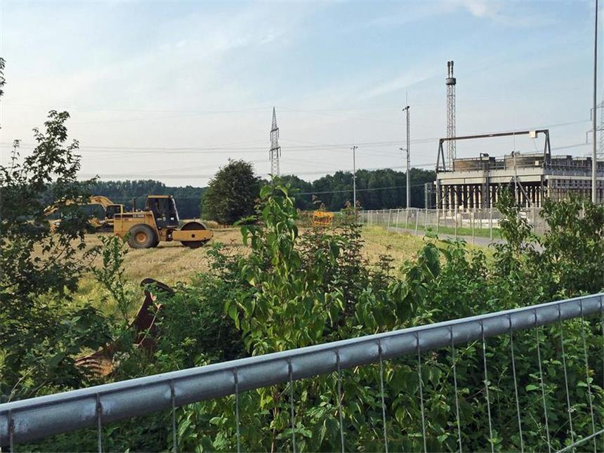 Erste Arbeiten an Werner Erdgasverdichterstation Die Erweiterung der Erdgasverdichterstation in Ehringhausen deutet sich an. Die ersten Baufahrzeuge sind auf dem Feld gegenüber aufgefahren.