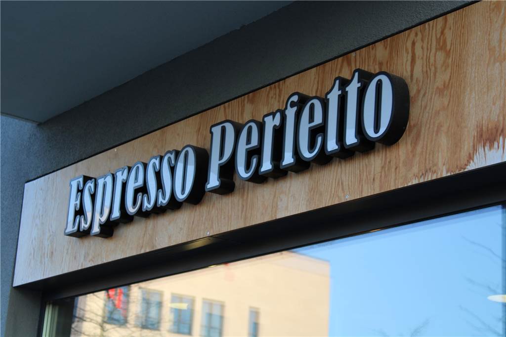 Espressobar am Phoenix-See lässt bedürftige Menschen kostenlos essen Die Espresso-Bar befindet sich am Rudolf-Platte-Weg 6 an der Ecke Hörder-Bach-Allee. Sie hat jeden Tag von 9 bis 18 Uhr geöffnet.