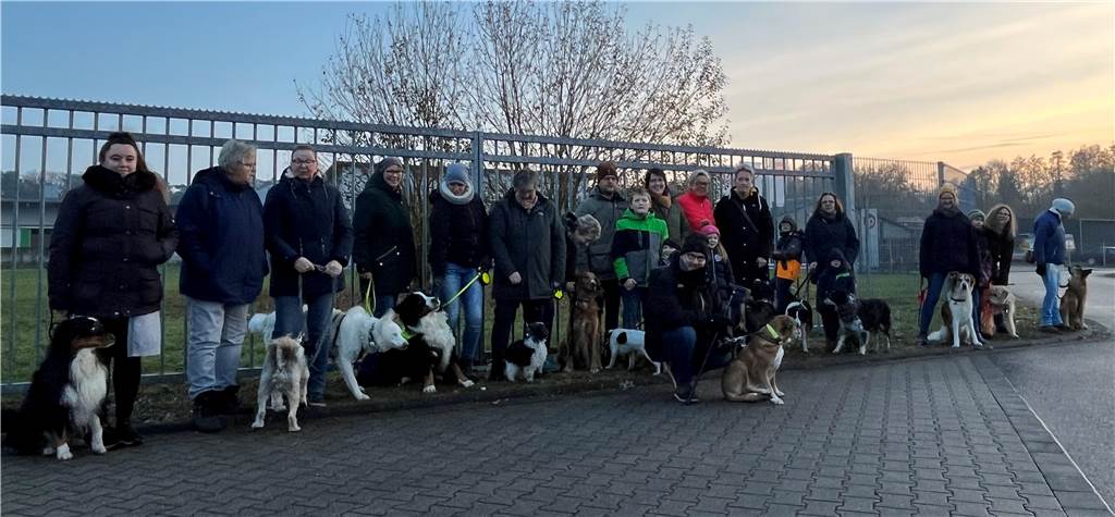 Hundewiese in Legden: Wer sie wann und wie nutzen darf Die etwa 60 Mitglieder des Vereins "Legdener und Asbecker Hundefreunde" freuten sich auf die Wiese.