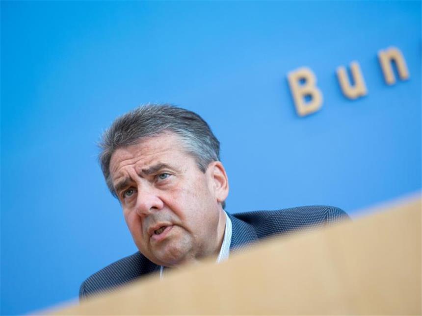 Die EU-Beitrittsverhandlungen mit der Türkei nannte Bundesaußenminister Sigmar Gabriel zwar "weitgehend eine Farce", schloss sich den Forderungen nach einem Abbruch aber nicht an. Foto: Paul Zinken