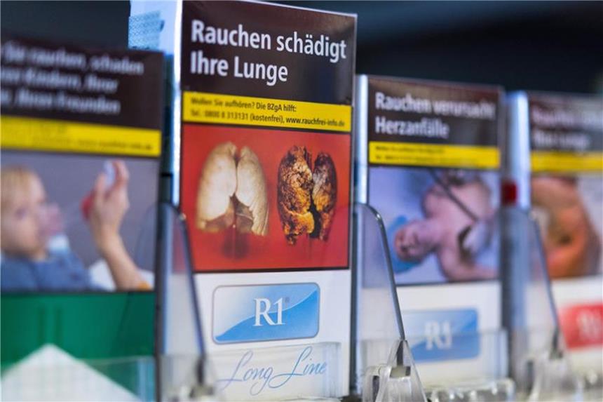 Supermärkte dürfen Zigaretten-Schockbilder verstecken Die EU habe die Abbildungen auf der Schachtel vorgeschrieben - aber nicht, wie die Ware im Laden präsentiert werden müsse, argumentieren Händler. Foto: Monika Skolimowska