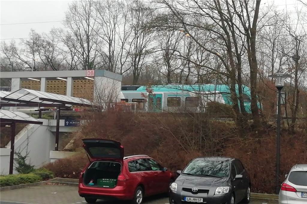 Schienenersatzverkehr zwischen Lünen und Davensberg: Erster Vormittag ohne Zwischenfälle Die Eurobahn wartet am Bahnhof Davensberg auf die Pendler aus der Buslinie A.