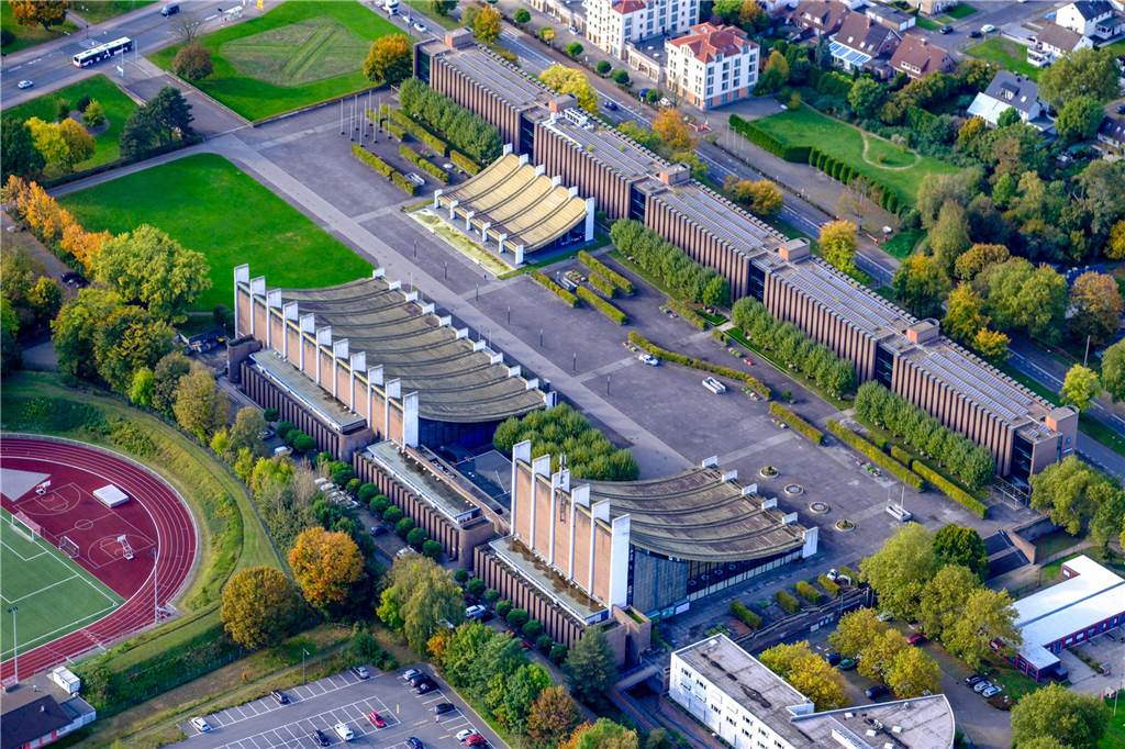 Die Europahalle, Stadthalle und das Rathaus mitsamt dem Forumsplatz / Europaplatz am Stadtmittelpunkt in Castrop-Rauxel.