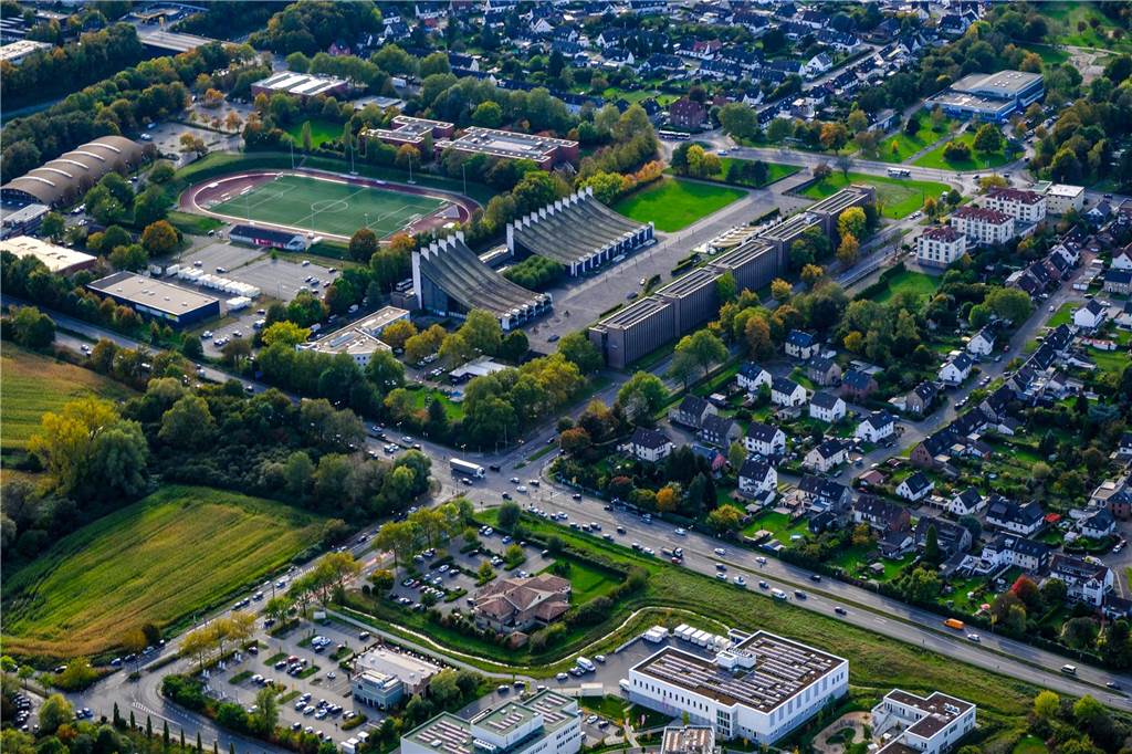 Fotograf li Die Europahalle von Castrop-Rauxel neben der Stadthalle und dem Rathaus liegt am Stadtmittelpunkt der Europastadt. Angrenzend sind das Stadion an der Bahnhofstraße, die Willy-Brandt-Gesamtschule, das Sportforum, das WLT-Zentrum, das Hallenbad und der EvK-Gesundheitscampus.