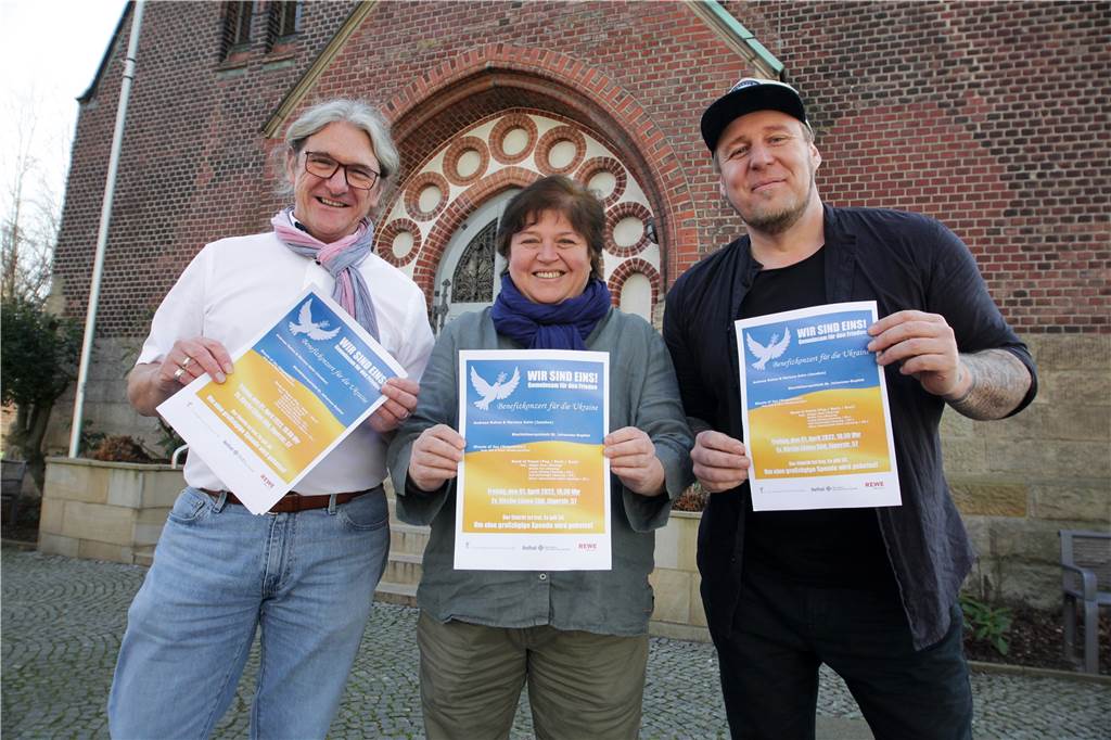 Ukraine-Benefiz in Lünen: „Musik können wir, also helfen wir mit Musik“ Die Evangelische Kirche in Lünen-Süd hinter ihnen wird zur "Konzert-Arena": Ralf Schmiegel, Nese Akil und Lukas Dylong von Bethel freuen sich auf die besondere Ukraine-Hilfe.
