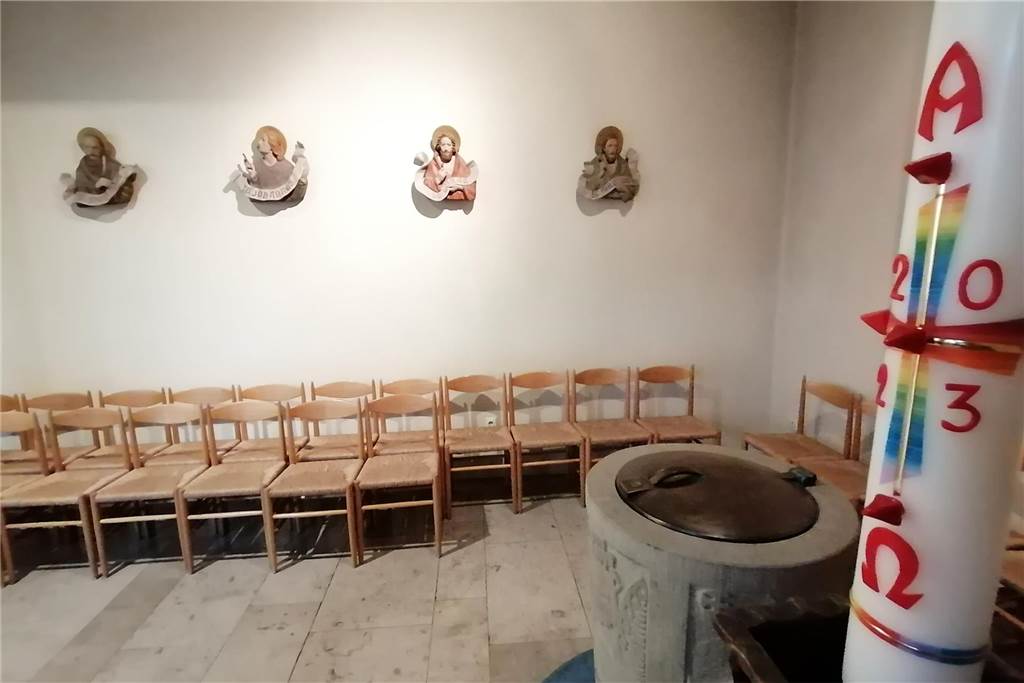 Flügel-Altar in Remigiuskirche: Abendmahl-Darstellung ohne Kelch Evangelisten-Reliefe in der Taufkapelle der Remigiuskirche.