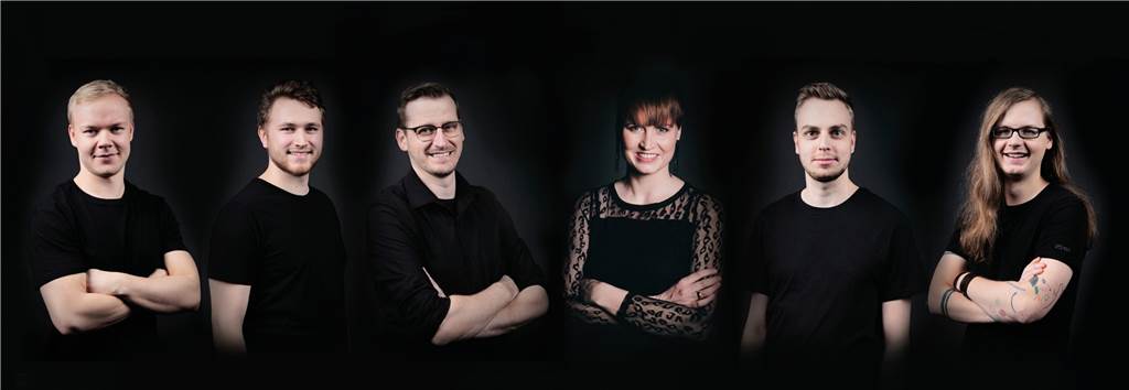 Livemusik auf dem Marktplatz: Was die Husaren für den August planen Die Eventband Recall setzt auf ein breites Repertoire und bietet Seichtes zum Essen, etwas Rockiges zum Tanzen oder etwas Poppiges zum Partymachen.
Dennis Böhm (Schlagzeug), Matthias Dennemann (Keyboards), David Orthaus (Vocals), Christina Harpers (Vocals), Tim Woltering (Gitarre) und Thorge Lanvermann (Bass) sind beim Musikfestival der Husarenkapelle am 21. August zu erleben.