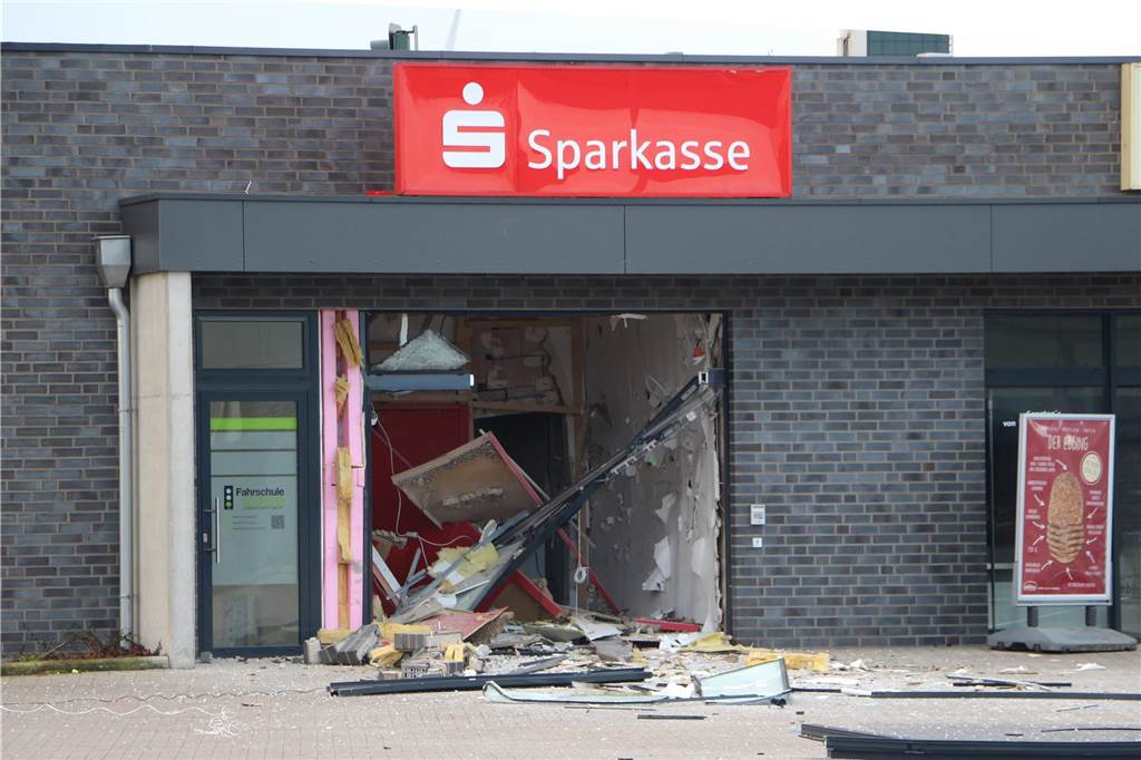 Geldautomat am Breul hält Sprengung stand: Täter müssen ohne Beute fliehen Trümmer am SB-Terminal der Sparkasse am Breul in Stadtlohn
