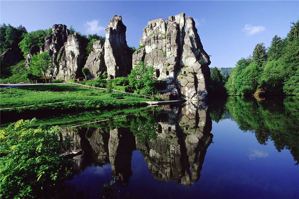 Der 9-Euro-Ausflug von Lünen aus: Schlösser, Bergwerk, Kunst und Gewässer Die Externsteine in der Region Teutoburger Wald ragen bis zu 40 Meter in die Höhe.