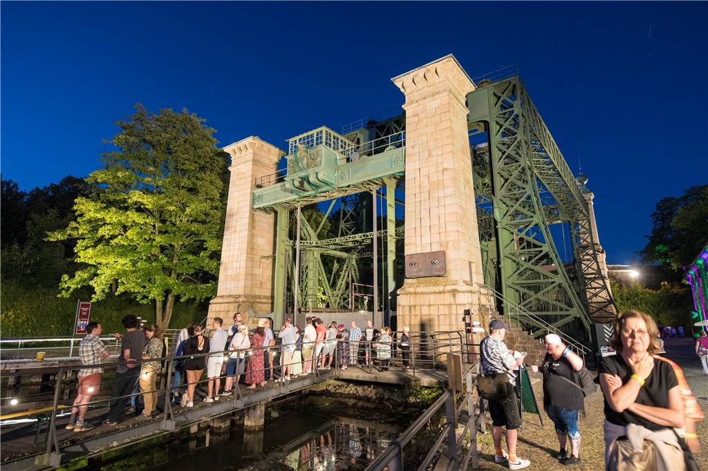 Besucher bei der Extraschicht 2023 im Schiffshebewerk Henrichenburg in Waltrop.