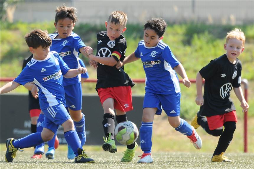 Staffel-Einteilung: Castrop-Rauxeler B-Junioren müssen sich zunächst bewähren Die F-Junioren im Fußballkreis Herne/Castrop-Rauxel, hier jene von Arminia Ickern (schwarze Hemden) im Freundschaftsspiel gegen Eintracht Dortmund, werden in der neuen Saison in einer Kreisliga A und einer Kreisliga B auflaufen.
