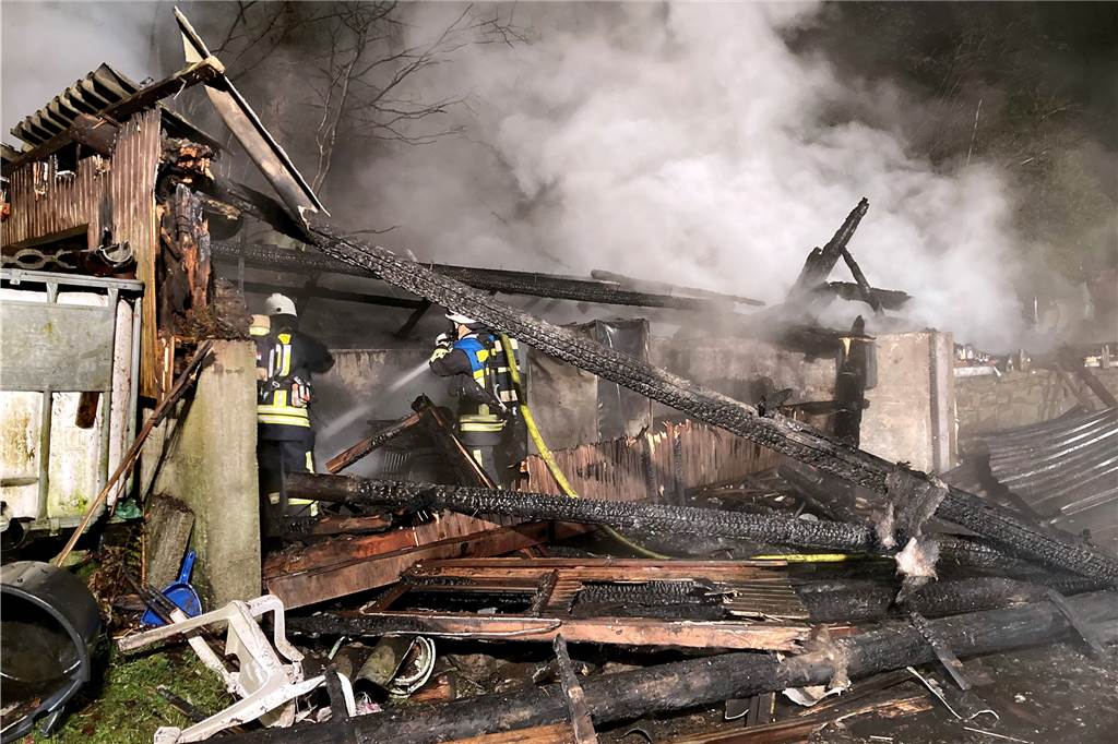Großbrand vernichtet Requisiten: Historische Spiele im Elsebad in Gefahr Die Fachwerkscheune in Hattingen-Elfringhausen stürzte teilweise ein. Die Feuerwehr riss die Reste ein, um sicher arbeiten zu können.