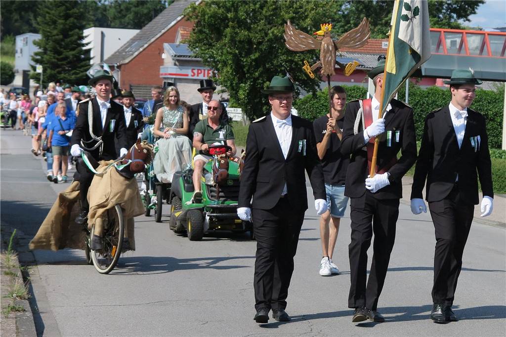 Fähnchenschützengilde krönte Jan Bienbeck zum neuen König Die Fähnchenschützengilde Buschhausen n.e.V startete am frühen Samstagnachmittag beimKönig im Kerkerfeld. Mehrere Getränke-Stopps gab es auf dem Weg zum Hof Cluse am Kapellenweg.