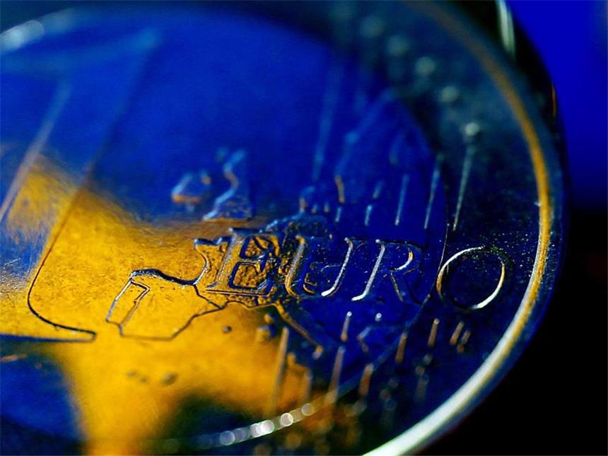 Inflation im Eurogebiet bleibt auf Niedrigniveau Die Fahne der Europäischen Union (EU) spiegelt sich in einer Euro-Münze. Foto: Oliver Berg/Illustration