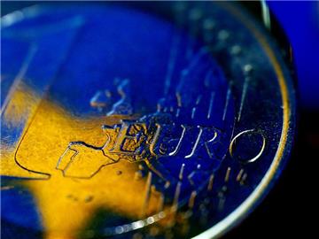 Die Fahne der Europäischen Union (EU) spiegelt sich in einer Euro-Münze. Foto: Oliver Berg/Illustration