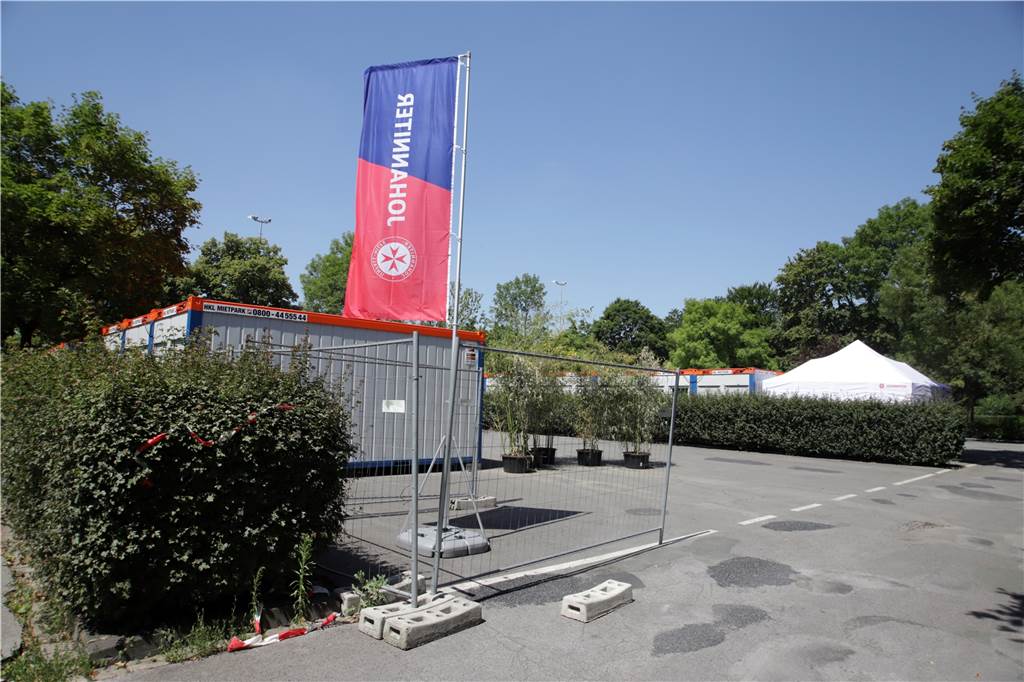 Die Fahne der Johanniter weht schon am Eingang zum neuen Containerdorf.
