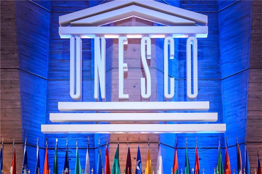 Austritt der USA und Israels erschüttert die Unesco Die Fahnen der Mitgliedsländer im Unesco-Hauptquartier in Paris. Foto: Christophe Petit Tesson