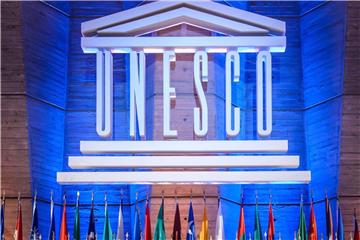 Die Fahnen der Mitgliedsländer im Unesco-Hauptquartier in Paris. Foto: Christophe Petit Tesson