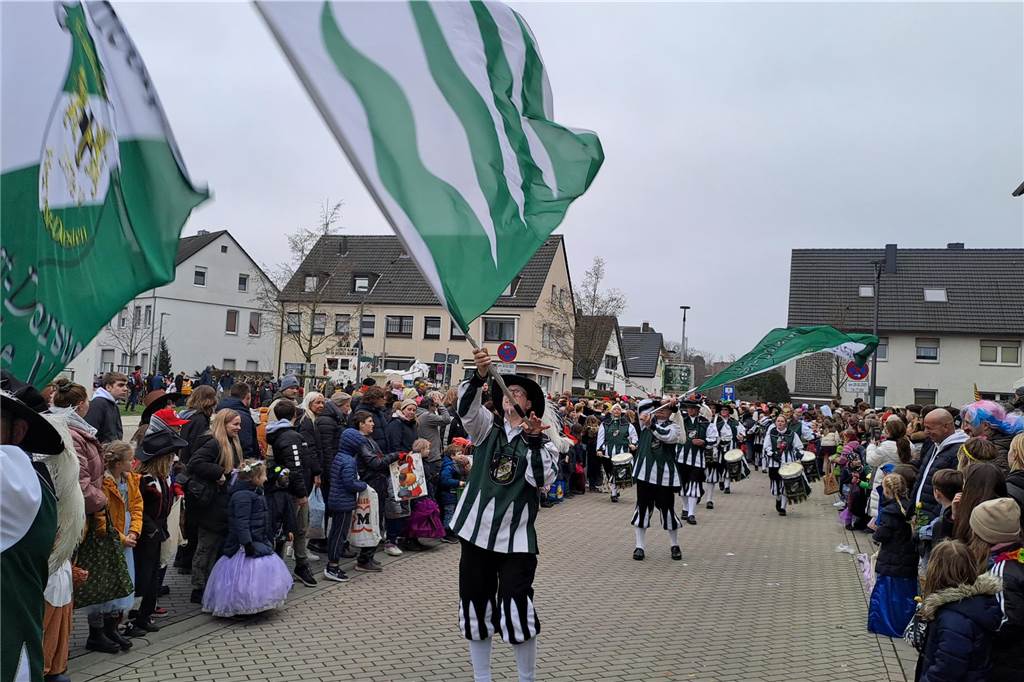 Rosenmontagszug 2023 in Dorsten: Die Narren sind zurück Die Fahnenschwenker des Fanfarencorps Hervest-Dorsten